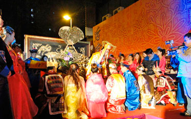 “年會(huì)兇猛”浪費(fèi)之風(fēng)難剎