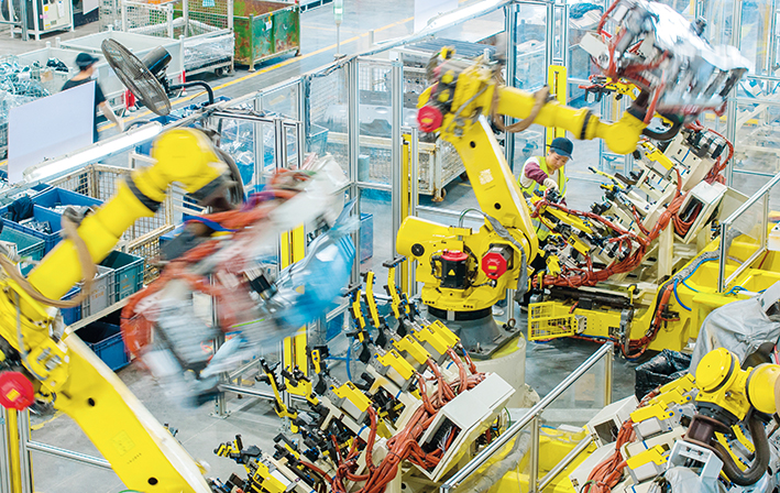 2025年10月9日，浙江省湖州市长兴经济技术开发区的长兴地通汽车部件有限公司技术人员操控工业机器人生产新能源汽车配件（无人机照片） 新华社发（谭云俸摄）