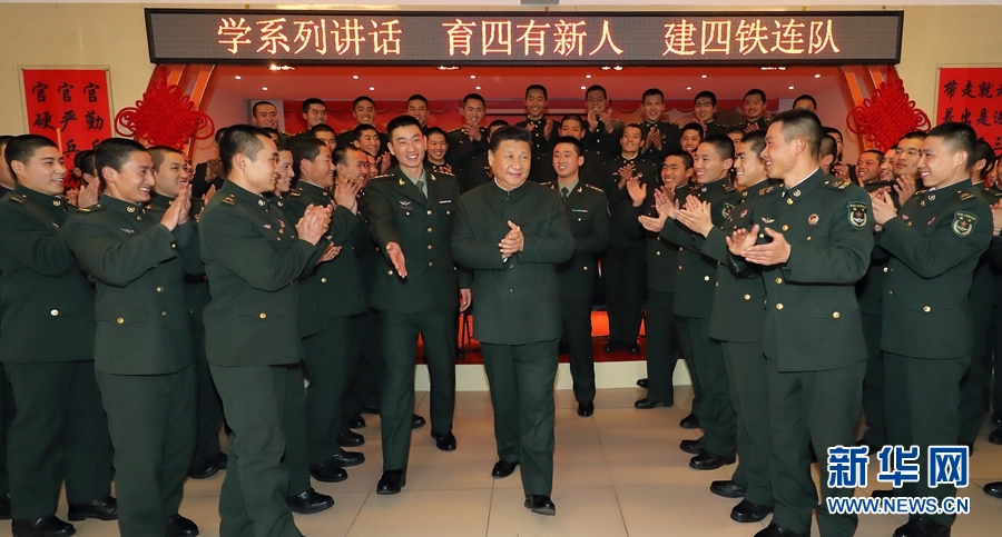 1月23日，習(xí)近平專程來到陸軍第65集團(tuán)軍，深入基層連隊(duì)，看望慰問官兵，代表黨中央和中央軍委，向全軍指戰(zhàn)員、武警部隊(duì)官兵、民兵預(yù)備役人員致以誠(chéng)摯問候和新春祝福。這是習(xí)近平在該集團(tuán)軍&ldquo;大功三連&rdquo;同官兵在一起。新華社記者李剛攝