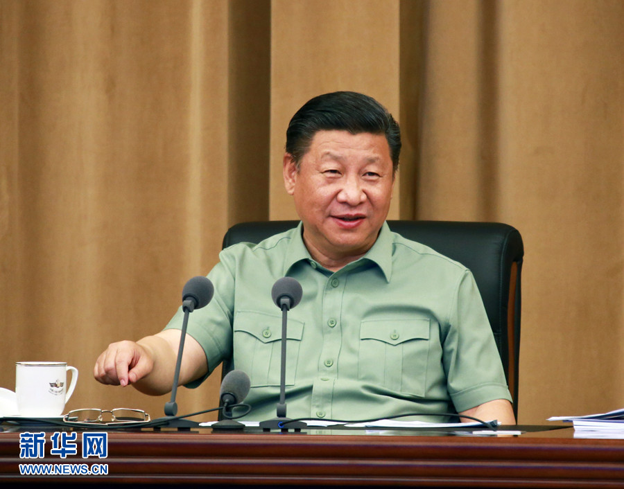 5月24日，中共中央總書記、國家主席、中央軍委主席習(xí)近平視察海軍機關(guān)，親切接見海軍第十二次黨代會全體代表和海軍機關(guān)正師職以上領(lǐng)導(dǎo)干部。這是習(xí)近平聽取海軍工作匯報后發(fā)表重要講話。 新華社記者 查春明 攝 
