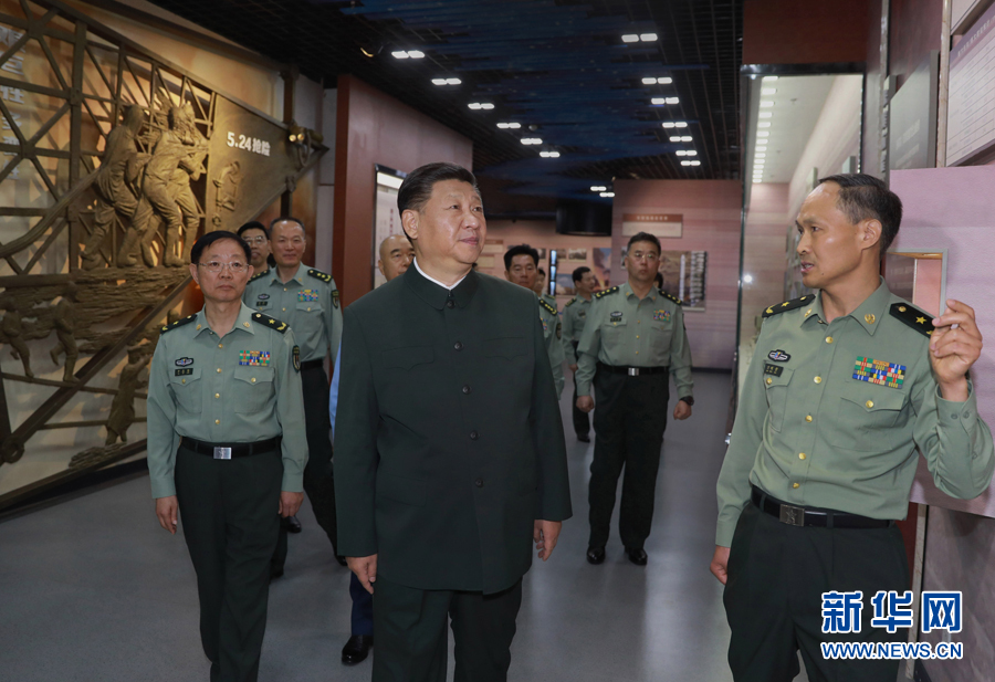 6月22日，正在山西省考察工作的中共中央總書記、國家主席、中央軍委主席習(xí)近平來到駐晉部隊某基地視察調(diào)研，代表黨中央和中央軍委，向基地組建50周年致以熱烈的祝賀，向老一輩創(chuàng)業(yè)者、廣大基地官兵致以崇高的敬意和誠摯的問候。這是習(xí)近平視察基地軍史館。新華社記者 李剛 攝