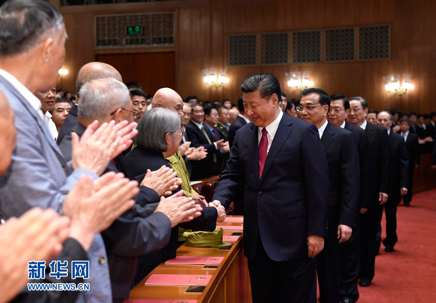 7月28日，慶祝中國(guó)人民解放軍建軍90周年文藝晚會(huì)《在黨的旗幟下》在北京人民大會(huì)堂舉行。中共中央總書記、國(guó)家主席、中央軍委主席習(xí)近平和李克強(qiáng)、張德江、俞正聲、劉云山、王岐山、張高麗等黨和國(guó)家領(lǐng)導(dǎo)人，與首都3000多名各界群眾一起觀看演出。演出開始前，習(xí)近平等與老戰(zhàn)士、老同志代表和&ldquo;八一勛章&rdquo;獲得者親切握手。新華社記者 李學(xué)仁 攝