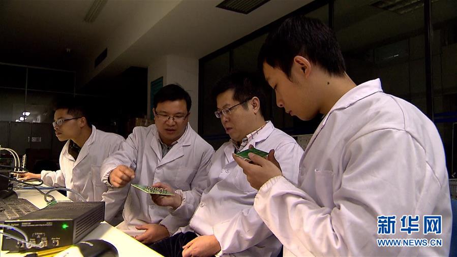 (圖文互動(dòng))讓五星紅旗飄揚(yáng)在世界“超算”之巔——記國防科大計(jì)算機(jī)學(xué)院院長(zhǎng)廖湘科