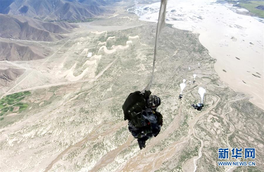 （人民空軍70年&middot;圖文互動）（1）人民空軍空降兵：鍛造空降作戰(zhàn)尖刀利刃