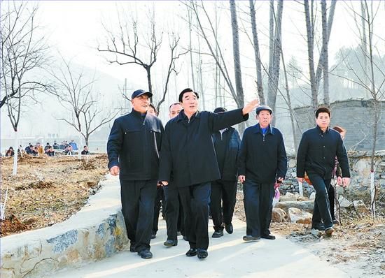 11月27日，省委書記、省人大常委會(huì)主任張慶黎到加強(qiáng)基層建設(shè)年活動(dòng)聯(lián)系點(diǎn)淶水縣悟空寺村看望慰問村民，向當(dāng)?shù)馗刹咳罕娦v黨的十八大精神。這是張慶黎在悟空寺村詳細(xì)了解村容村貌的建設(shè)情況。郭昭 攝