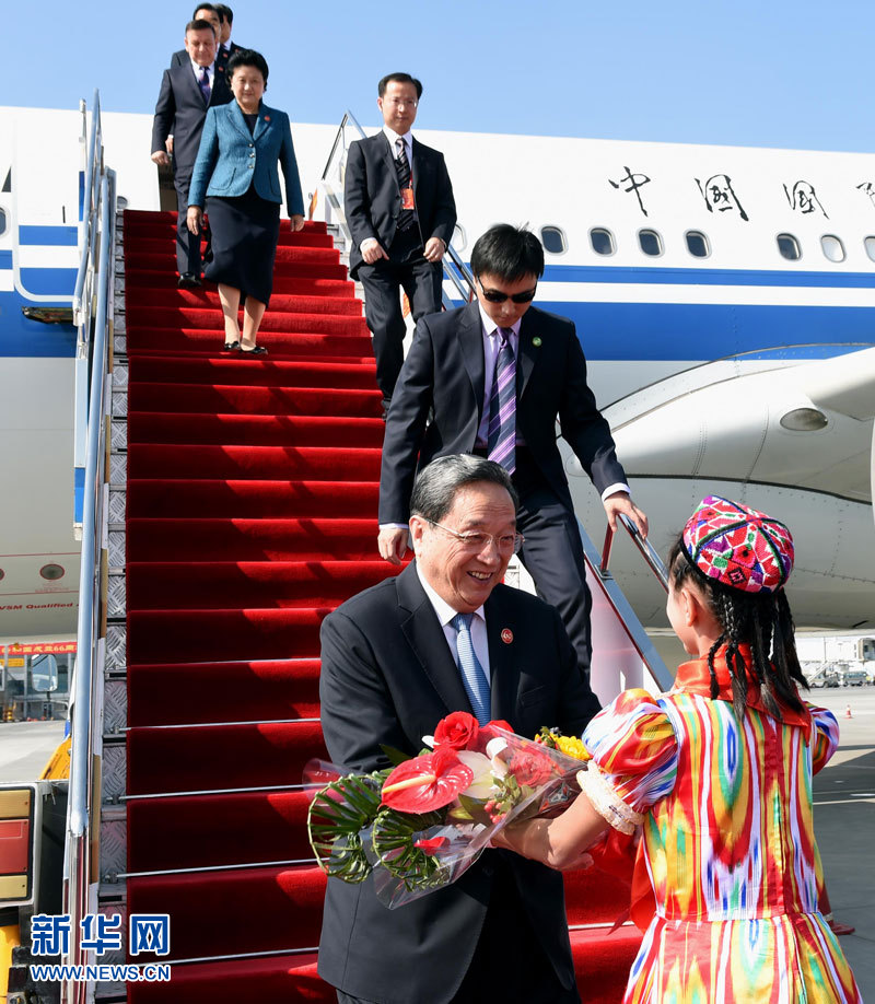 9月25日，以中共中央政治局常委、全國(guó)政協(xié)主席俞正聲為團(tuán)長(zhǎng)的中央代表團(tuán)飛抵烏魯木齊，出席新疆維吾爾自治區(qū)成立60周年慶?；顒?dòng)。新華社記者 饒愛(ài)民 攝