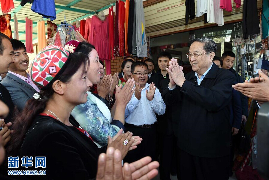 9月27日，中共中央政治局常委、全國政協(xié)主席、中央代表團團長俞正聲率中央代表團部分成員赴喀什地區(qū)莎車縣看望各族干部群眾。這是俞正聲在莎車縣艾力西湖鎮(zhèn)21村看望慰問維吾爾族群眾。新華社記者 饒愛民 攝