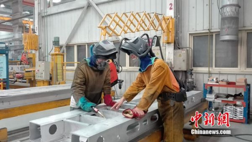 張合禮指導徒弟工作。中新網(wǎng) 邱宇 攝