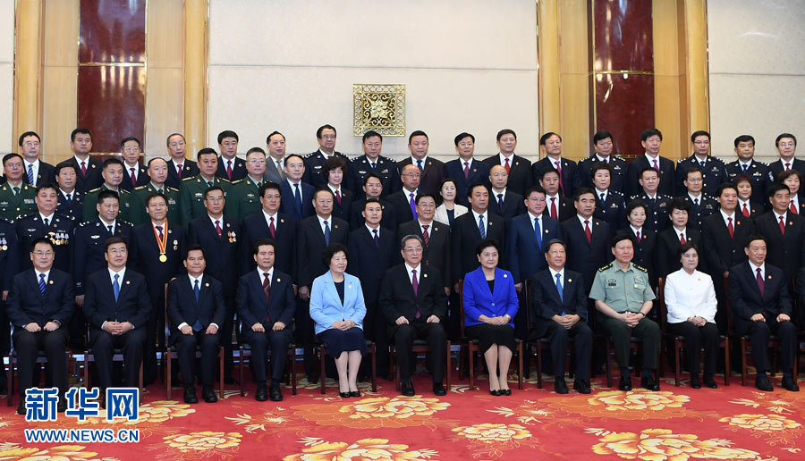 8月7日，中共中央政治局常委、全國政協(xié)主席、中央代表團團長俞正聲率代表團部分成員分別赴內蒙古軍區(qū)、武警內蒙古總隊、武警內蒙古森林總隊慰問，并會見自治區(qū)政法干警代表。這是俞正聲會見自治區(qū)政法干警代表并合影。新華社記者 張領 攝