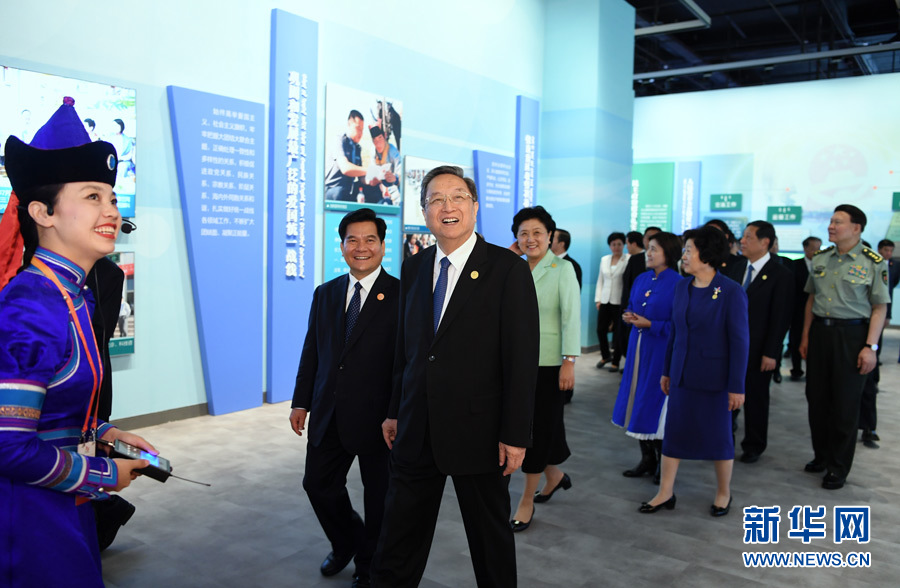 8月7日，中共中央政治局常委、全國政協(xié)主席、中央代表團團長俞正聲率代表團全體成員來到內(nèi)蒙古展覽館，參觀《守望相助團結(jié)奮斗&mdash;&mdash;慶祝內(nèi)蒙古自治區(qū)成立70周年展覽》。 新華社記者 張領 攝