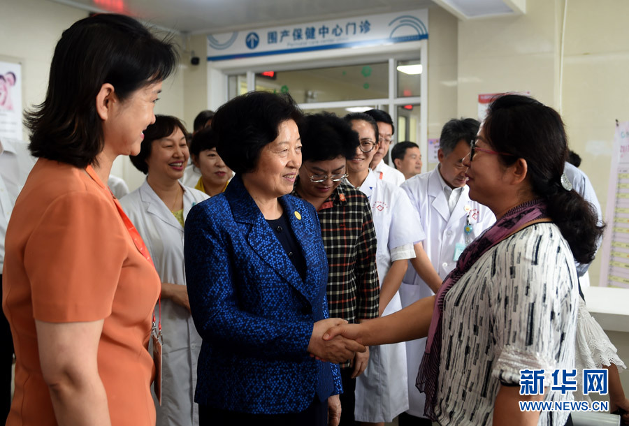 8月9日，中共中央政治局委員、中央統(tǒng)戰(zhàn)部部長、中央代表團副團長孫春蘭率中央代表團三分團，先后赴內(nèi)蒙古自治區(qū)烏海市、阿拉善盟看望各族干部群眾。這是孫春蘭在烏海市婦兒醫(yī)療預防保健中心同患者親切交談。新華社記者 任軍川 攝
