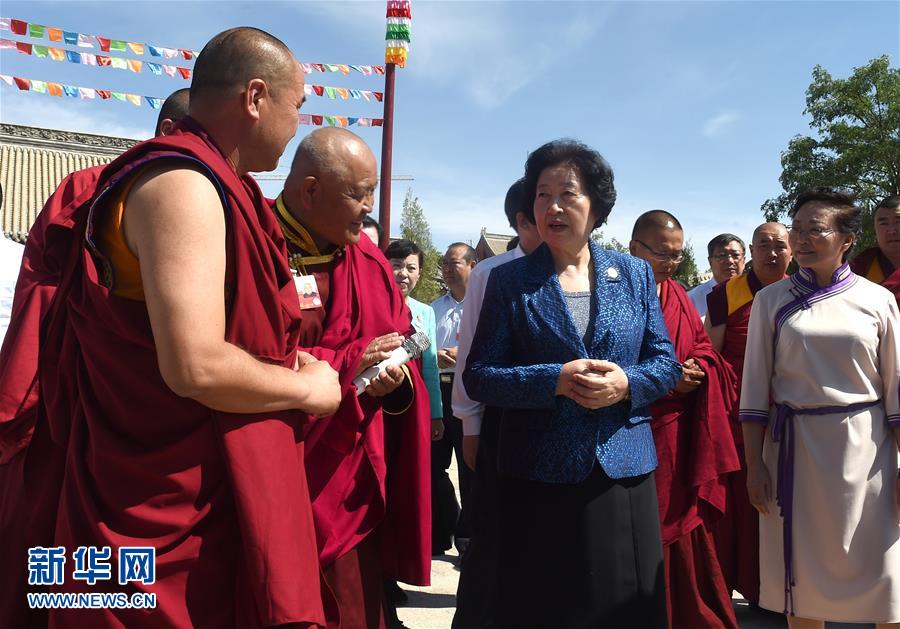 8月10日，中共中央政治局委員、中央統(tǒng)戰(zhàn)部部長(zhǎng)、中央代表團(tuán)副團(tuán)長(zhǎng)孫春蘭率中央代表團(tuán)三分團(tuán)繼續(xù)在內(nèi)蒙古自治區(qū)阿拉善盟看望慰問(wèn)，把以習(xí)近平同志為核心的黨中央的親切關(guān)懷和全國(guó)各族人民的美好祝福帶給阿拉善各族各界干部群眾。這是孫春蘭在佛教寺廟延福寺考察。新華社記者 任軍川 攝