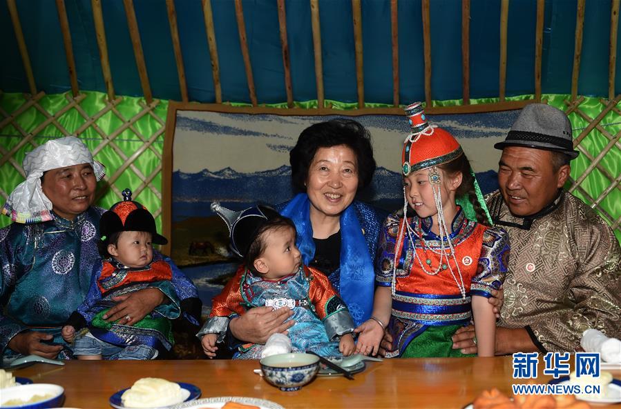 8月11日，帶著以習(xí)近平同志為核心的黨中央的親切關(guān)懷和全國各族人民的美好祝福，中共中央政治局委員、中央統(tǒng)戰(zhàn)部部長、中央代表團(tuán)副團(tuán)長孫春蘭率中央代表團(tuán)三分團(tuán)在錫林郭勒盟看望各族干部群眾，共同慶祝內(nèi)蒙古自治區(qū)成立70周年。這是孫春蘭在錫林浩特市寶力根蘇木牧民巴&middot;巴特爾（右一）家中看望。新華社記者 任軍川 攝