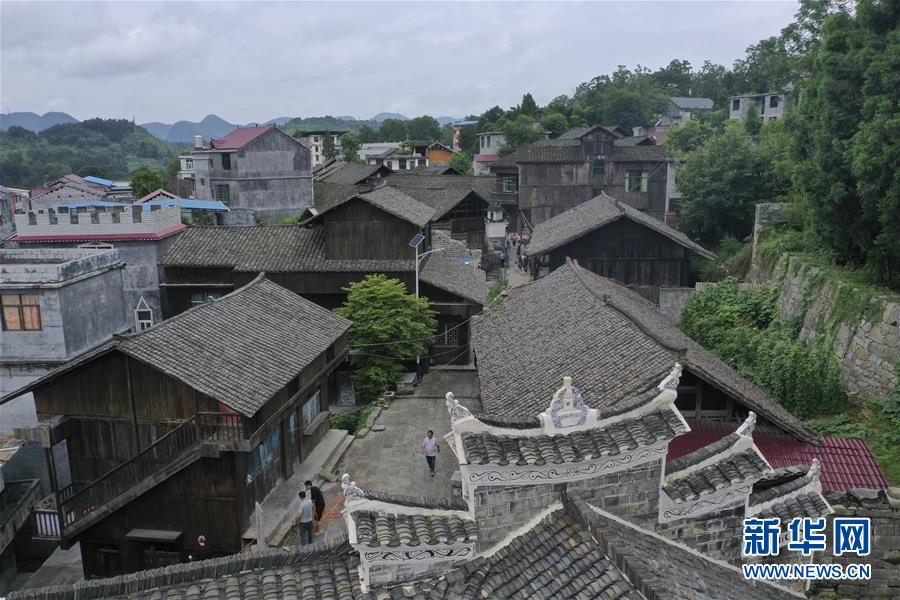 （壯麗70年&middot;奮斗新時(shí)代&mdash;&mdash;記者再走長征路&middot;圖文互動）（3）手捧棉被憶紅軍：走了那么多年，我們都念他們的好