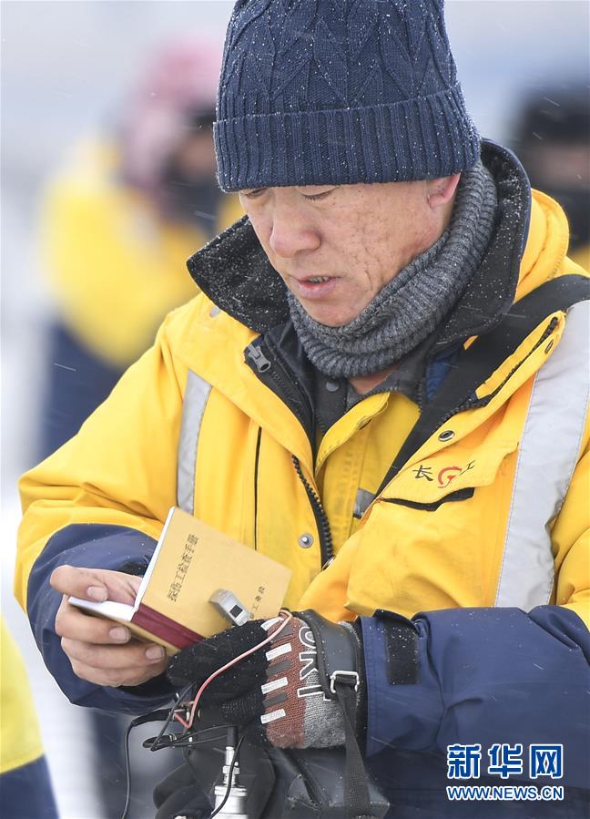 （新春走基層）（7）嚴寒下的&ldquo;鐵路醫(yī)生&rdquo;：風雪中守護回家路