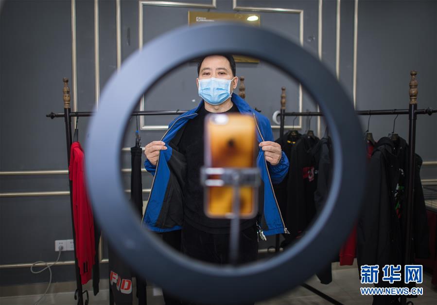 (在習(xí)近平新時(shí)代中國特色社會(huì)主義思想指引下——新時(shí)代新作為新篇章·習(xí)近平總書記關(guān)切事·圖文互動(dòng))(3)化“危”為“機(jī)” 念好“新”字訣——各地產(chǎn)業(yè)發(fā)展“新”動(dòng)向掃描