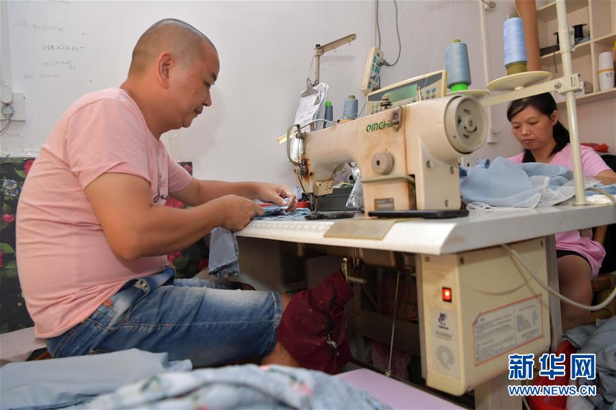 （走向我們的小康生活&middot;圖文互動(dòng)）（1）&ldquo;一件衣裳&rdquo;，藏著脫貧致富新天地