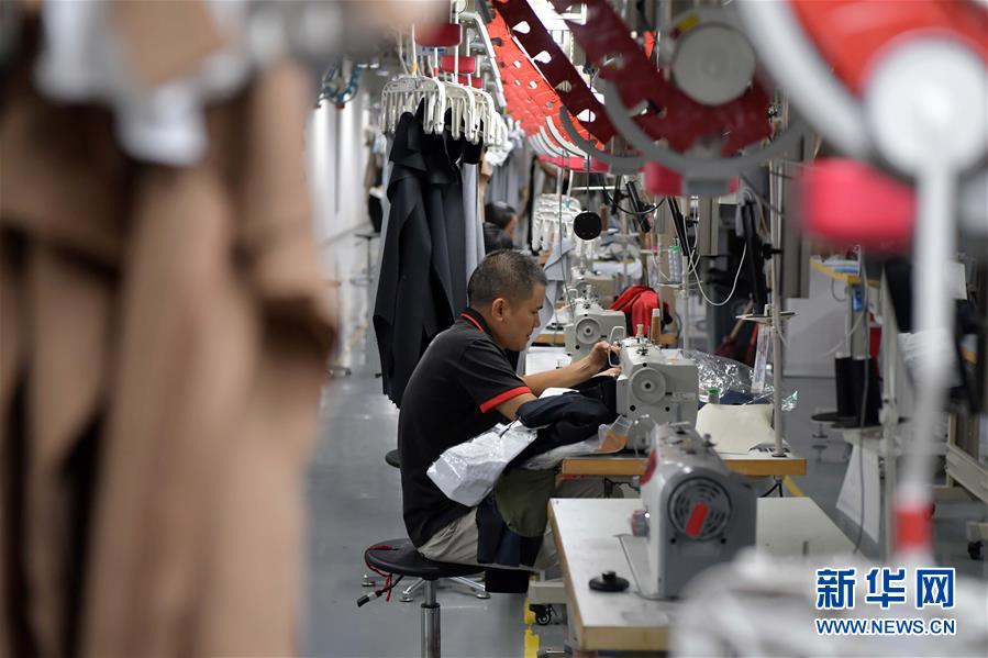 （走向我們的小康生活&middot;圖文互動(dòng)）（4）&ldquo;一件衣裳&rdquo;，藏著脫貧致富新天地