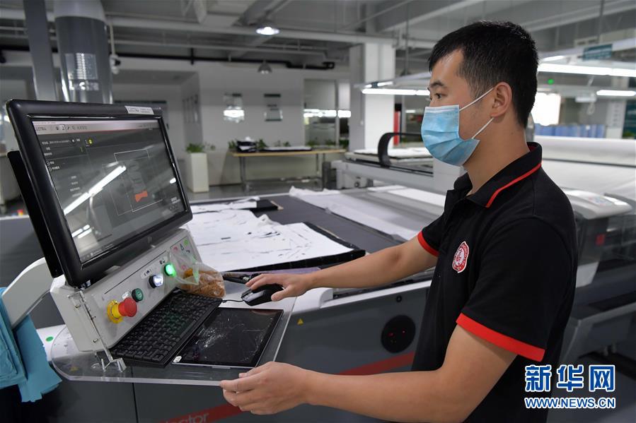 （走向我們的小康生活&middot;圖文互動(dòng)）（6）&ldquo;一件衣裳&rdquo;，藏著脫貧致富新天地