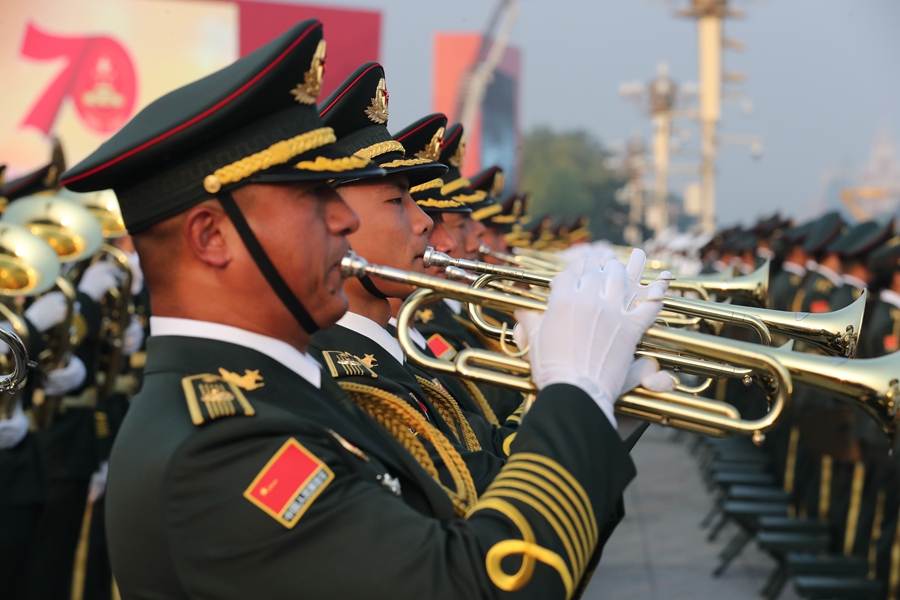 解放軍聯(lián)合軍樂團(tuán)在廣場(chǎng)就位后進(jìn)行準(zhǔn)備工作和試奏。據(jù)了解，解放軍聯(lián)合軍樂團(tuán)此次演奏是從開國大典至今歷次閱兵以來演奏曲目最多的一次，不少曲目是為此次閱兵量身打造的全新作品，此次也是歷次女演奏員最多的一次。