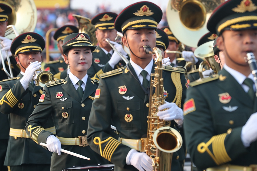 解放軍聯(lián)合軍樂團(tuán)在廣場(chǎng)就位后進(jìn)行準(zhǔn)備工作和試奏。據(jù)了解，解放軍聯(lián)合軍樂團(tuán)此次演奏是從開國大典至今歷次閱兵以來演奏曲目最多的一次，不少曲目是為此次閱兵量身打造的全新作品，此次也是歷次女演奏員最多的一次。