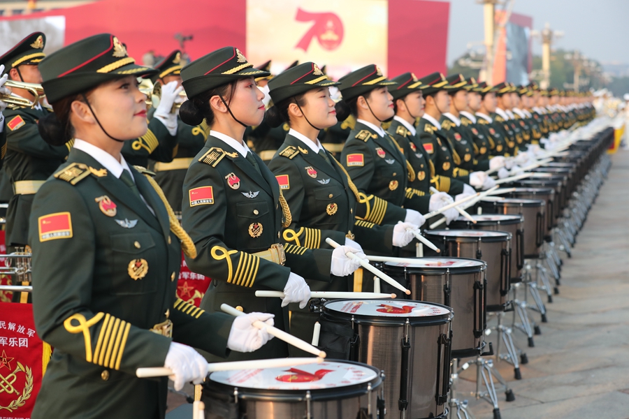 解放軍聯(lián)合軍樂團(tuán)在廣場(chǎng)就位后進(jìn)行準(zhǔn)備工作和試奏。據(jù)了解，解放軍聯(lián)合軍樂團(tuán)此次演奏是從開國大典至今歷次閱兵以來演奏曲目最多的一次，不少曲目是為此次閱兵量身打造的全新作品，此次也是歷次女演奏員最多的一次。