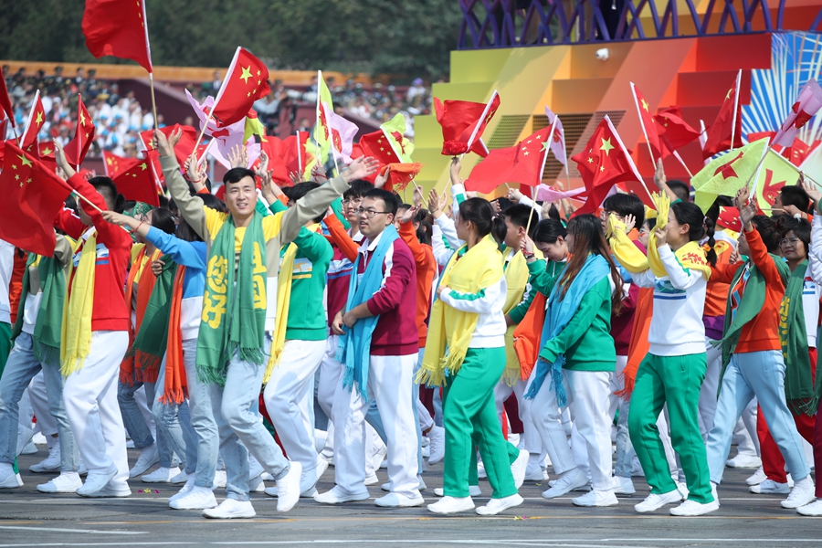 群眾大游行，歡樂的海洋！
