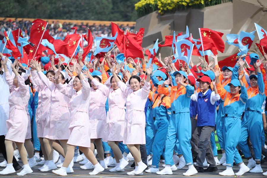 群眾大游行，歡樂的海洋！