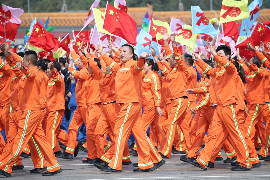 群眾大游行，歡樂的海洋！