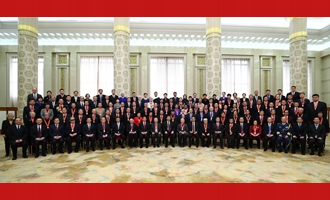 慶祝大會結束后，習近平等同受表彰人員及親屬代表合影留念