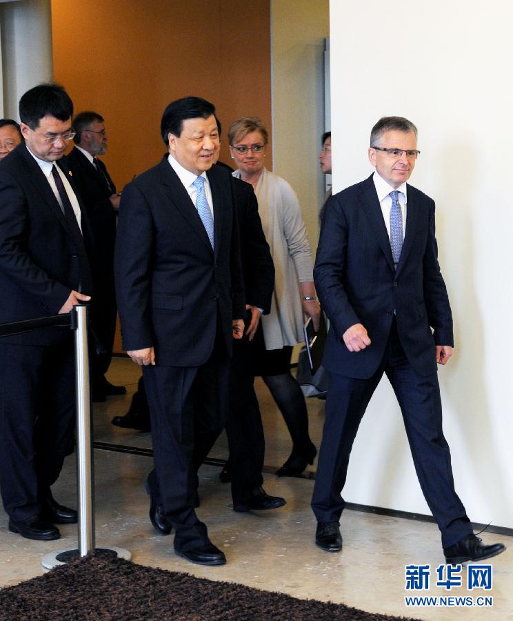 6月13日，中共中央政治局常委、中央書記處書記劉云山在赫爾辛基與赫爾辛基市長帕尤寧共同出席中芬有關(guān)文化藝術(shù)合作及交流活動的諒解備忘錄簽字儀式。新華社記者饒愛民攝