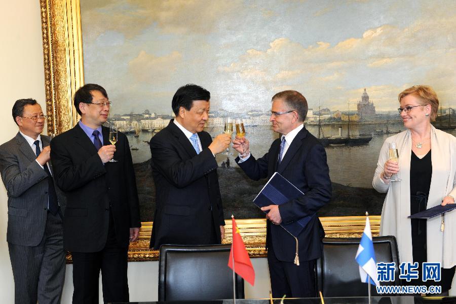 6月13日，中共中央政治局常委、中央書記處書記劉云山在赫爾辛基與赫爾辛基市長帕尤寧共同出席中芬有關(guān)文化藝術(shù)合作及交流活動的諒解備忘錄簽字儀式。新華社記者饒愛民攝 