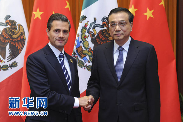 11月11日，國務(wù)院總理李克強在北京人民大會堂會見來華進行國事訪問并出席亞太經(jīng)合組織第二十二次領(lǐng)導(dǎo)人非正式會議的墨西哥總統(tǒng)培尼亞。新華社記者張鐸攝