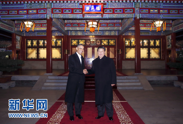 11月11日晚，國家主席習(xí)近平在中南海同美國總統(tǒng)奧巴馬舉行會(huì)晤。這是兩國元首在瀛臺(tái)涵元殿前握手。 新華社記者鞠鵬攝