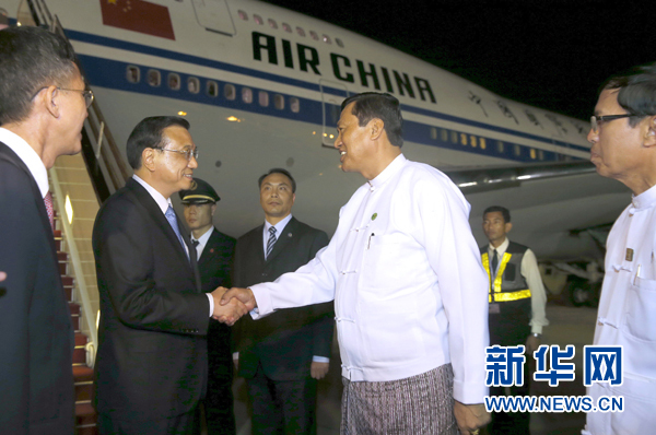 這是李克強(qiáng)在機(jī)場(chǎng)受到緬甸政府高級(jí)官員熱情迎接。新華社記者鞠鵬攝