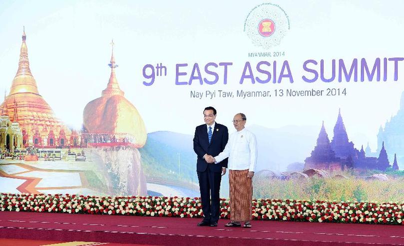 11月13日，中國國務(wù)院總理李克強(qiáng)在內(nèi)比都出席第九屆東亞峰會并發(fā)言。這是峰會開始前，東盟輪值主席國緬甸聯(lián)邦共和國總統(tǒng)吳登盛迎接李克強(qiáng)總理。新華社記者 李濤 攝 