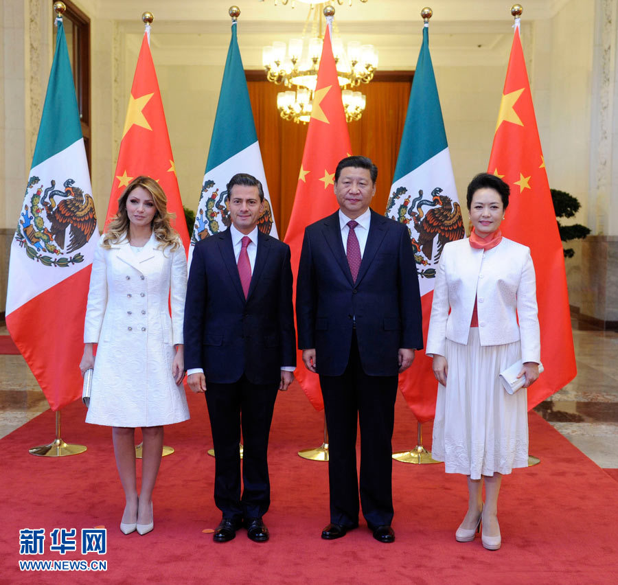 11月13日，國家主席習(xí)近平在北京人民大會堂北大廳舉行儀式，歡迎墨西哥總統(tǒng)培尼亞對中國進行國事訪問。這是習(xí)近平和夫人彭麗媛同培尼亞夫婦合影。 新華社記者 張鐸 攝