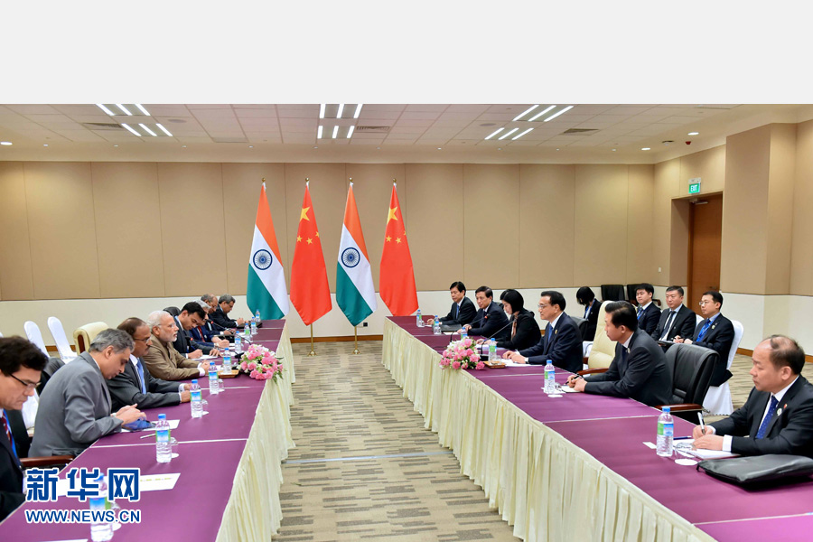 11月13日，中國(guó)國(guó)務(wù)院總理李克強(qiáng)在緬甸內(nèi)比都會(huì)見印度總理莫迪。 新華社記者 李濤 攝