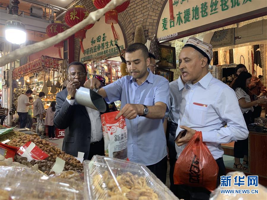 （圖文互動）（1）多國駐華使節(jié)參訪新疆：中國反恐、去極端化經(jīng)驗(yàn)值得學(xué)習(xí)借鑒