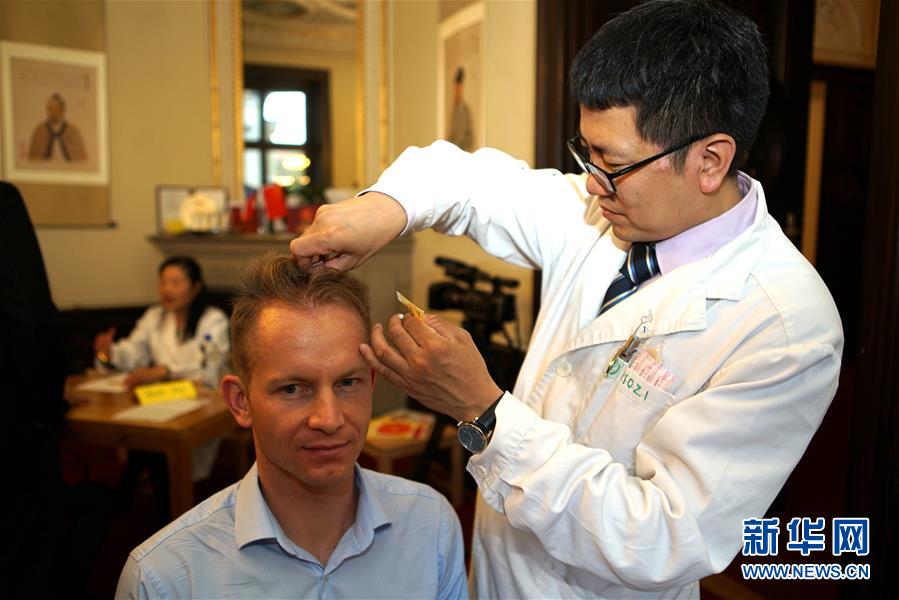 (國際·圖文互動)(3)“一帶一路”中醫(yī)藥針灸風(fēng)采行走進捷克