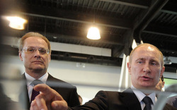 普京參觀科技展 戴3D墨鏡?？?高清)